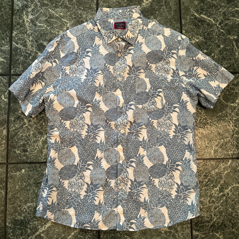 UNTUCKit Blue and White Casual Button Down Shirt